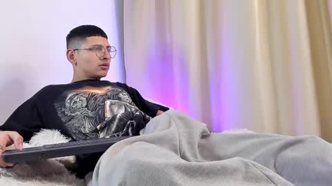 Snapshot of a_lejandro_08 chatting on December 2024 03:15:02 AM alejo online show from December 2024 03:15:02 AM