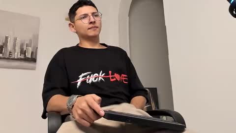 Snapshot of a_lejandro_08 chatting on March 2025 01:28:01 AM alejo online show from March 2025 01:28:01 AM