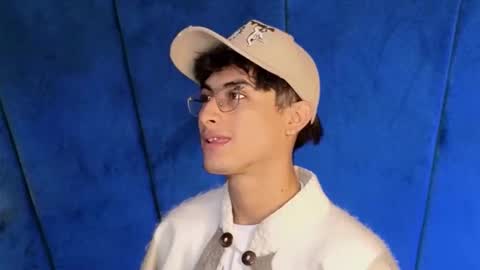 Aaron Ezequiel online show from October 2025 08:48:02 PM