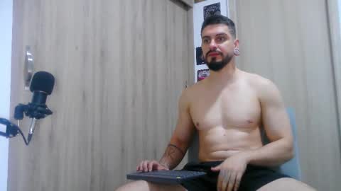 Snapshot of aaron_kwok28 chatting on November 2025 01:51:02 AM Aaron kwok online show from November 2025 01:51:02 AM