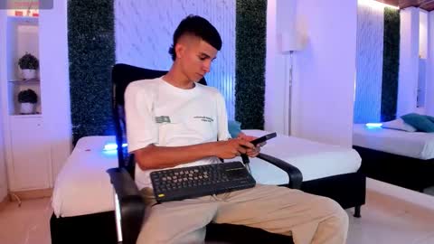 Snapshot of aaron_whitee chatting on January 2026 08:45:02 PM Aaron online show from January 2026 08:45:02 PM