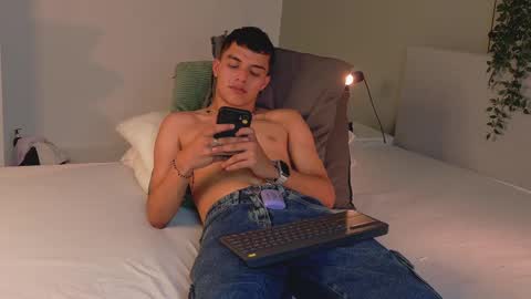 Snapshot of aaronbaker__ chatting on October 2025 12:18:02 AM AARON online show from October 2025 12:18:02 AM