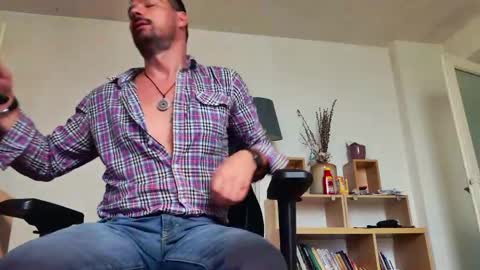 Aaron online show from May 2026 06:52:02 AM