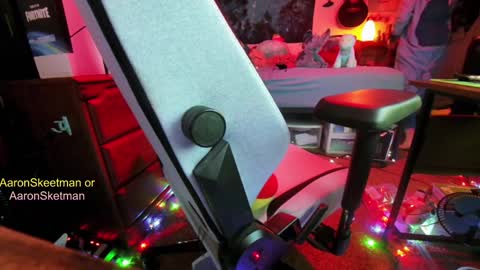 Snapshot of aaronskeetman chatting on December 2024 09:28:02 AM Aaron Skeetman online show from December 2024 09:28:02 AM