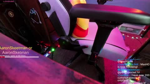 Snapshot of aaronskeetman chatting on January 2025 03:57:02 AM Aaron Skeetman online show from January 2025 03:57:02 AM