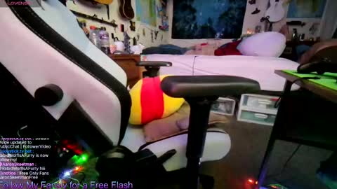 Snapshot of aaronskeetman chatting on October 2025 08:01:01 AM Aaron Skeetman online show from October 2025 08:01:01 AM