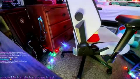 Snapshot of aaronskeetman chatting on December 2025 04:41:02 AM Aaron Skeetman online show from December 2025 04:41:02 AM