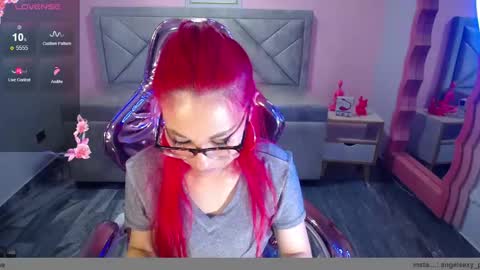 abril_ch_ online show from December 2025 10:57:02 AM