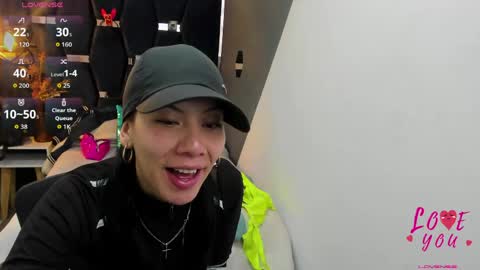 Abril Fox online show from April 2026 09:30:01 PM