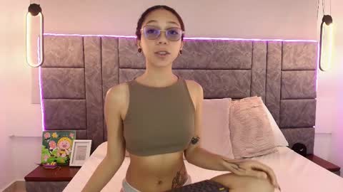 Snapshot of abril_lee__ chatting on October 2025 06:59:01 PM Abril online show from October 2025 06:59:01 PM