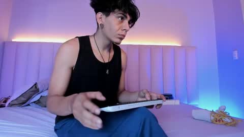 Abril and Julian online show from May 2026 11:51:01 AM