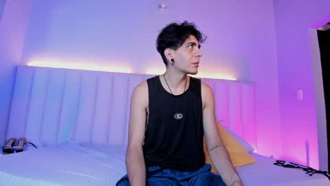 Abril and Julian online show from May 2026 11:51:02 AM