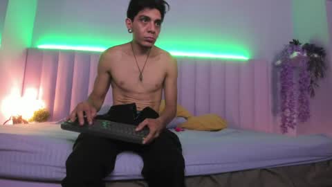 Abril and Julian online show from July 2026 11:44:01 PM
