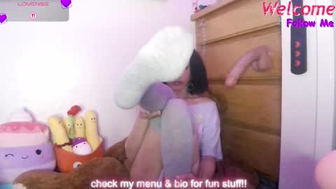 Snapshot of abruisedpeach chatting on November 2025 02:43:02 AM Peach online show from November 2025 02:43:02 AM