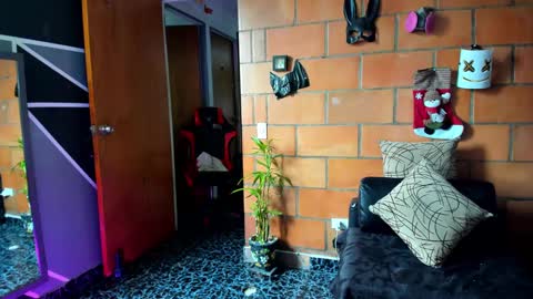 Adam Valencia online show from February 2025 06:48:02 PM