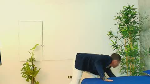 Im Adams Sanz online show from April 2026 07:00:01 PM