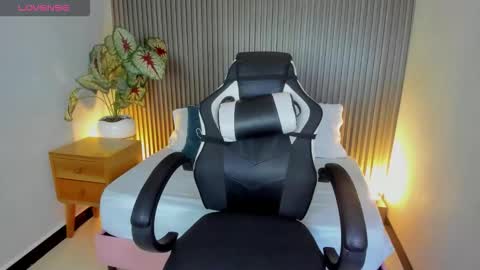 A D A R N A online show from December 2025 07:29:02 PM