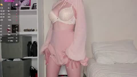 adelins_peach online show from July 2026 12:14:01 PM
