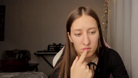 Snapshot of adellqueen chatting on December 2024 10:31:01 PM Adell online show from December 2024 10:31:01 PM