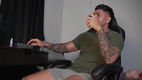 Snapshot of alan_muscle chatting on November 2025 06:13:01 AM Alan online show from November 2025 06:13:01 AM