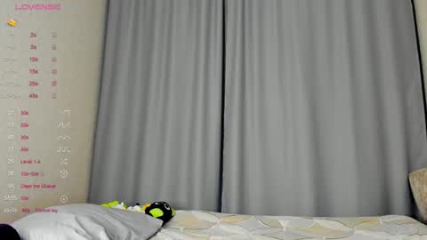 Snapshot of alettaevee chatting on February 2026 12:25:02 AM alettaevee online show from February 2026 12:25:02 AM