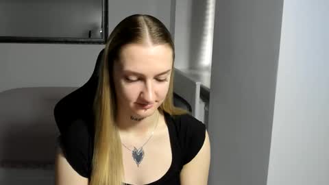 Snapshot of alexafragile chatting on November 2025 01:44:01 PM Alexa online show from November 2025 01:44:01 PM