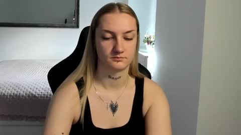 Snapshot of alexafragile chatting on December 2025 11:30:02 AM Alexa online show from December 2025 11:30:02 AM