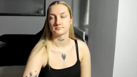 Snapshot of alexafragile chatting on December 2025 02:22:01 PM Alexa online show from December 2025 02:22:01 PM