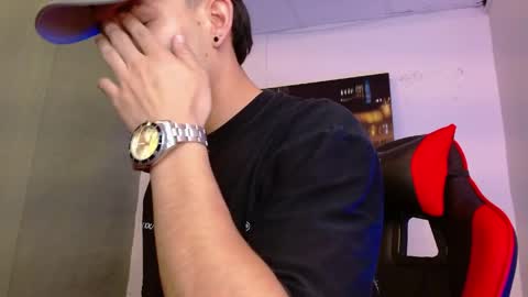 alexgiraldo__ online show from May 2026 12:01:02 PM