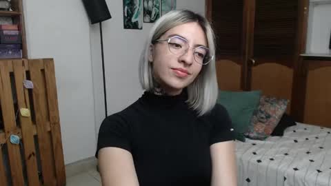 alicee_logan_ online show from June 2026 01:44:02 AM
