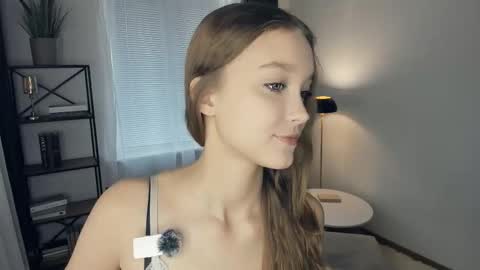 Snapshot of alicemelison chatting on November 2025 07:52:01 AM Serena online show from November 2025 07:52:01 AM