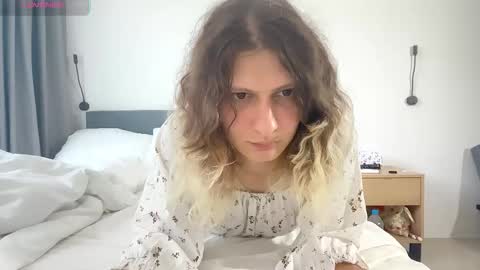 Snapshot of alicepinkhead chatting on October 2025 06:10:02 AM AlicePinkhead online show from October 2025 06:10:02 AM