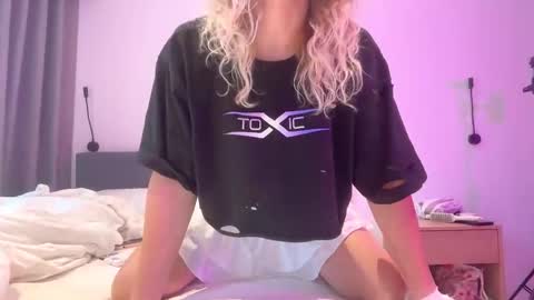 Snapshot of alicepinkhead chatting on October 2025 08:26:02 AM AlicePinkhead online show from October 2025 08:26:02 AM