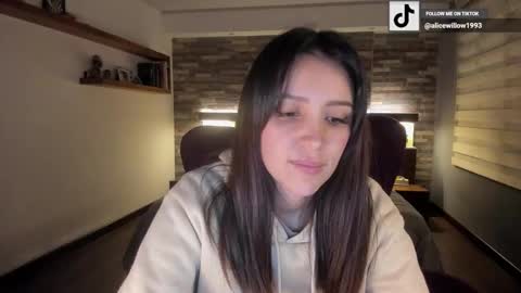 Snapshot of alicewillow chatting on September 2025 11:38:01 PM Alice online show from September 2025 11:38:01 PM