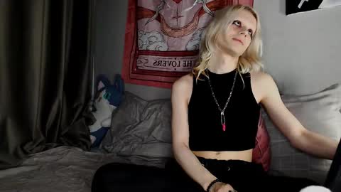 Alien Bella online show from May 2026 11:00:02 PM
