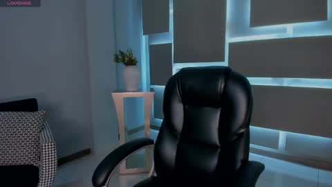 Snapshot of alinakravitz_ chatting on May 2026 11:37:01 AM alinakravitz_ online show from May 2026 11:37:01 AM
