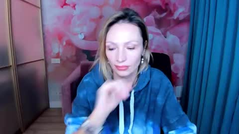 Snapshot of alinamoor chatting on December 2025 12:45:01 PM AlinaMoor online show from December 2025 12:45:01 PM