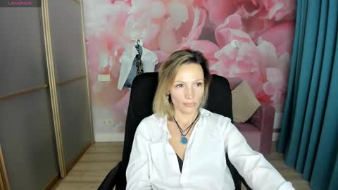 Snapshot of alinamoor chatting on January 2026 05:33:02 AM AlinaMoor online show from January 2026 05:33:02 AM