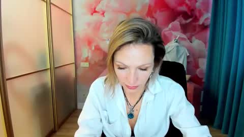 Snapshot of alinamoor chatting on January 2026 06:51:02 AM AlinaMoor online show from January 2026 06:51:02 AM