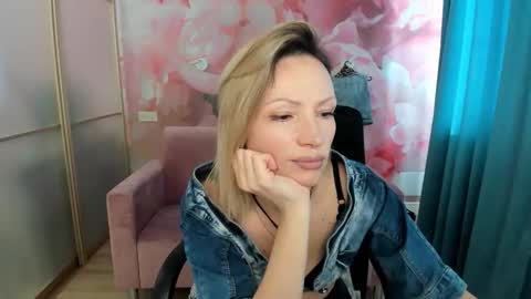 Snapshot of alinamoor chatting on March 2026 07:03:02 AM AlinaMoor online show from March 2026 07:03:02 AM