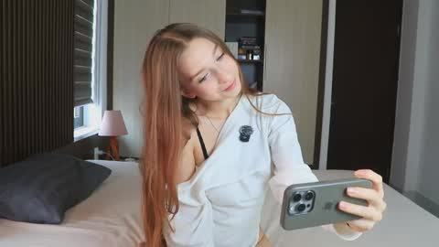 Snapshot of alisaa_01 chatting on May 2026 02:42:01 AM Alice Fansly Alisa01 online show from May 2026 02:42:01 AM