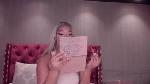 Snapshot of alisoon_moon chatting on January 2025 10:10:02 AM Alison Moon online show from January 2025 10:10:02 AM