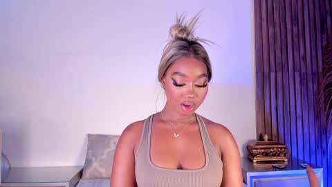 Snapshot of alisoon_moon chatting on January 2025 10:19:01 AM Alison Moon online show from January 2025 10:19:01 AM