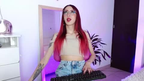 Snapshot of alissesallie_ chatting on January 2025 11:56:01 PM alissesallie_ online show from January 2025 11:56:01 PM