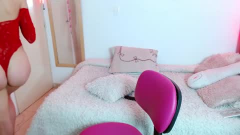 alissesallie_ online show from June 2026 11:18:01 PM