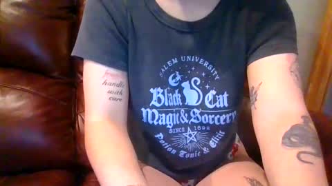 Snapshot of alliebearx chatting on November 2025 05:33:02 PM alliebearx online show from November 2025 05:33:02 PM
