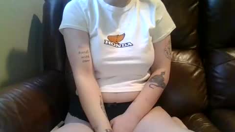 Snapshot of alliebearx chatting on December 2025 05:08:02 PM alliebearx online show from December 2025 05:08:02 PM