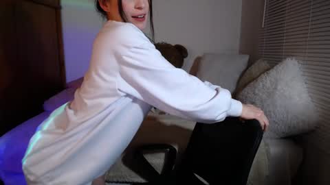 Snapshot of allierose_ chatting on December 2024 01:03:02 AM Allie online show from December 2024 01:03:02 AM