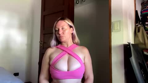 allisonlove2 online show from April 2026 05:15:02 PM