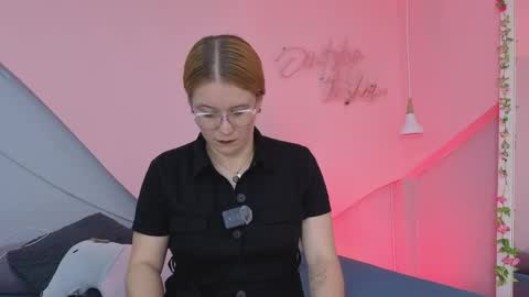 Snapshot of allisonroberts_ chatting on April 2026 11:24:02 AM Alli online show from April 2026 11:24:02 AM